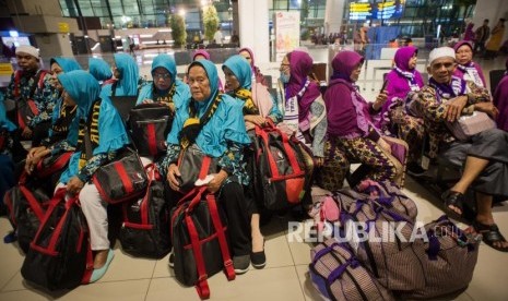 Ace Nilai Perlu Pendekatan ke Saudi soal Akses Umroh. Foto: Calon jemaah umroh menunggu kepastian keberangkatan ke Tanah Suci Mekah di Terminal 3 Bandara Soekarno Hatta, Tangerang, Banten, Kamis (27/2).