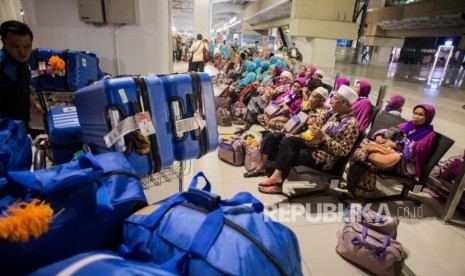 Calon jemaah umroh menunggu kepastian keberangkatan ke Tanah Suci Mekah di Terminal 3 Bandara Soekarno Hatta, Tangerang, Banten, Kamis (27/2).