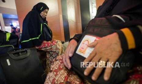 Calon jemaah umroh menunggu kepastian keberangkatan ke Tanah Suci Mekah di Terminal 3 Bandara Soekarno Hatta, Tangerang, Banten, Kamis (27/2).