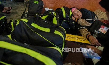 Calon jemaah umroh menunggu kepastian keberangkatan ke Tanah Suci Mekah di Terminal 3 Bandara Soekarno Hatta, Tangerang, Banten, Kamis (27/2).