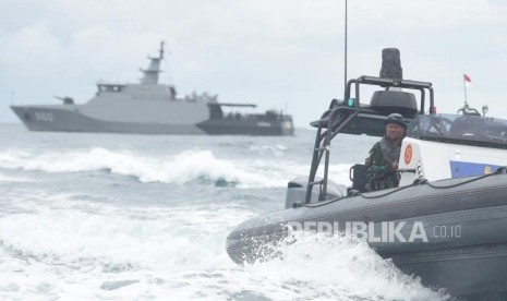 Komandan Kopaska Koarmada I Kolonel Laut (P) Johan Wahyudi memimpin patroli di perairan sekitar Pulau Sebaru Kecil, Kepulauan Seribu, Jakarta, Jumat (28/2/2020).