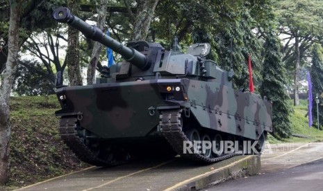 Medium tank Harimau hasil produksi dari PT Pindad (Persero) melintasi rintangan saat parade kendaraan di Kompleks Pindad, Kota Bandung, Jawa Barat, Jumat (28/2/2020).