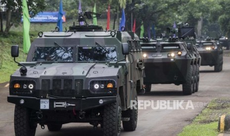 Kendaraan tempur hasil produksi dari PT Pindad (Persero) melintas saat parade kendaraan di Komplek Pindad, Bandung, Jawa Barat, Jumat (28/2/2020).