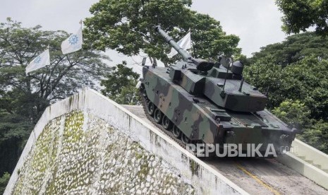 Kendaraan tempur Medium Tank Harimau hasil produksi dari PT Pindad (Persero) menaiki tanjakan saat parade kendaraan di Komplek Pindad, Bandung, Jawa Barat, Jumat (28/2/2020).