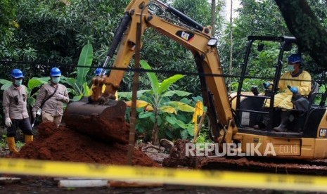 Petugas dari BATAN dan BAPETEN melakukan dekontaminasi tahap akhir dengan melakukan pengerukan tanah daerah terkena paparan tinggi radioaktif di Komplek Batan Indah, Serpong, Tangerang Selatan, Banten, Jumat (28/2/2020).