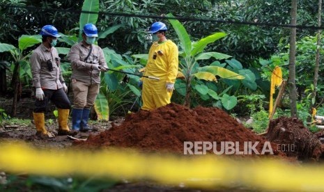 Petugas dari BATAN dan BAPETEN melakukan dekontaminasi tahap akhir dengan melakukan pengerukan tanah daerah terkena paparan tinggi radioaktif di Komplek Batan Indah, Serpong, Tangerang Selatan, Banten, Jumat (28/2/2020).