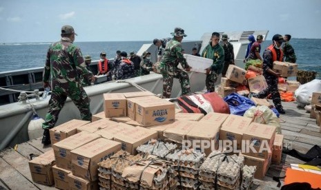 Tim Evakuasi WNI Anak Buah Kapal (ABK) World Dream mengankat logistik untuk keperluan observasi di lokasi observasi Pulau Sebaru Kecil, Kepulauan Seribu, Jakarta. Foto diambil pada 28 Februari 2020.(Republika/Thoudy Badai)