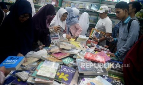 Pengunjung memilih buku pada pameran Islamic Book Fair (IBF) ke-19 di Jakarta Convention Center, Sabtu (29/2). Pemprov DKI Senang Islamic Book Fair ke-20 Kembali Digelar