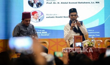 UAS: Islamic Book Fair Motivasi Bagi Para Penulis. Ustadz Abdul Somad (kanan) memaparkan materi saat peluncuran buku pada gelaran Islamic Book Fair di Jakarta Convention Center, Jakarta, Ahad (1/3).