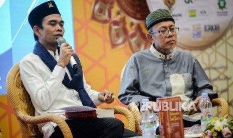 Ustadz Abdul Somad memaparkan materi saat peluncuran buku pada gelaran Islamic Book Fair di Jakarta Convention Center, Jakarta, Ahad (2/3).