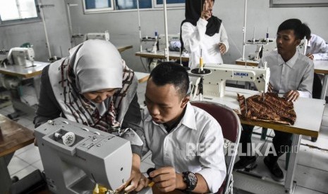 Sejumlah penyandang disabilitas mengikuti kelas jahit pada Kelas Keterampilan Untuk Disabilitas Angkatan 2020 di Aula Dinas Sosial Provinsi Jawa Barat, Jalan Jenderal H Amir Machmud, Kota Cimahi, Senin (2/3).