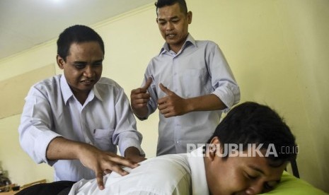 Sejumlah penyandang disabilitas melakukan kegiatan pelatihan pijat di Kota Cimahi, beberapa waktu lalu.