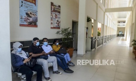 Sejumlah pengunjung memakai masker saat berada di area Rumah Sakit Penyakit Infeksi (RSPI) Prof. Dr. Sulianti Saroso, Sunter, Jakarta, Senin (2/3).