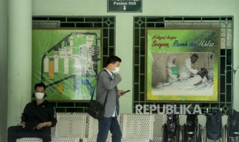 Sejumlah pengunjung memakai masker saat berada di area Rumah Sakit Penyakit Infeksi (RSPI) Prof. Dr. Sulianti Saroso, Sunter, Jakarta, Senin (2/3). Pengumuman adanya kasus positif corona di Indonesia membuat beberapa sekolah meliburkan kegiatan belajar mengajar.