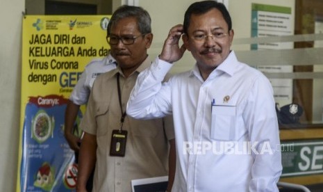 Menteri Kesehatan Terawan Agus Putranto bersiap memberikan keterangan kepada wartawan usai menjau pasien yang diduga terjangkit virus Corona di Rumah Sakit Penyakit Infeksi (RSPI) Prof. Dr. Sulianti Saroso, Sunter, Jakarta, Senin (2/3).