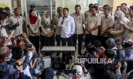 Menteri Kesehatan Terawan Agus Putranto memberikan keterangan kepada wartawan usai menjau pasien yang diduga terjangkit virus Corona di Rumah Sakit Penyakit Infeksi (RSPI) Prof. Dr. Sulianti Saroso, Sunter, Jakarta, Senin (2/3).