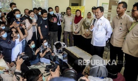 Menteri Kesehatan Terawan Agus Putranto memberikan keterangan kepada wartawan usai menjau pasien yang diduga terjangkit virus Corona di Rumah Sakit Penyakit Infeksi (RSPI) Prof. Dr. Sulianti Saroso, Sunter, Jakarta, Senin (2/3).