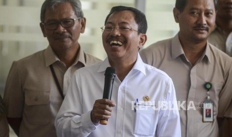 Menteri Kesehatan Terawan Agus Putranto memberikan keterangan kepada wartawan usai menjau pasien yang diduga terjangkit virus Corona di Rumah Sakit Penyakit Infeksi (RSPI) Prof. Dr. Sulianti Saroso, Sunter, Jakarta, Senin (2/3).