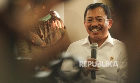 Menteri Kesehatan Terawan Agus Putranto berkunjung ke rumah sakit Mitra Keluarga, Depok, Jawa Barat, Senin (2/3/2020). 76 tenaga medis RS Mitra Keluarga Depok yang dirumahkan diduga corona diminta masuk kembali.