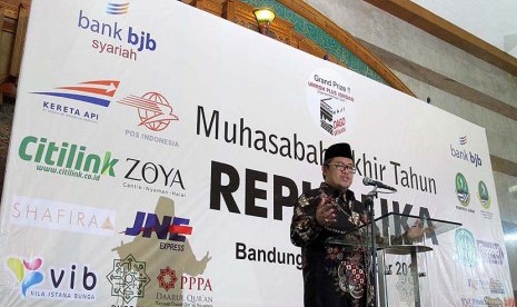 Ceramah Gubernur Jabar Ahmad Heryawan pada Muhasabah Akhir Tahun Republika di Masjid Pusdai, Kota Bandung, Kamis (31/12) malam. (Republika/Edi Yusuf)