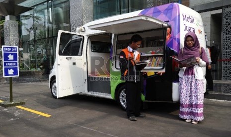  Warga sedang menggunakan sarana Mobil Juara di Jakarta, Senin (4/1). (Republika/Tahta Aidilla)