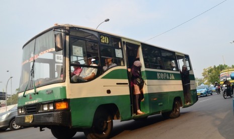 [ilustrasi] Bus Kopaja P20 Lebak Bulus-Senen melintas di Pondok Pinang, Jakarta Selatan, Rabu (6/1).   (foto : MgROL_54)