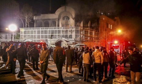 Gedung Kedubes Arab Saudi yang terbakar saat aksi unjuk rasa di Tehran, Iran, Sabtu (2/1).