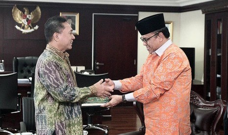  Ketua MPR RI Zulkifli Hasan saat menerima kunjungan Ketua Umum PB Al Jam’iyatul Washilah Yusnar Yusuf di Komplek Parlemen, Senayan, Jakarta, Rabu (6/1),  (dok. MPR RI)