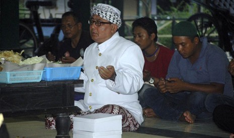  Ulama Kraton KMT. Abdul Ridwan memimpin doa bersama agar jalannya arak-arakan setelah jumenengan berjalan dengan lancar di Ndalem Yudanegaran, jalan Ibu Ruswo, Yogyakarta, Rabu (6/1).