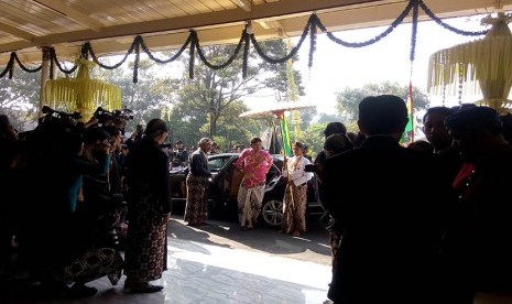 Sri Sultan Hamengkubuwono X tiba di Puro Pakualaman, Yogyakarta Kamis (7/1).