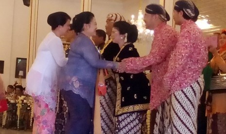 Ketua Umum DPP PDIP Megawati Soekarnoputri menghadiri jumenengan KBPH Prabu Suryodilogo menjadi KGPAA Paku Alam X di Bangsal Sewotomo, Puro Pakualaman, Yogyakarta, Kamis (7/1).