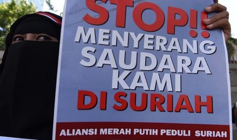 Masyarakat yang tergabung dalam Aliansi Merah Putih Peduli Suriah melakukan aksi unjuk rasa di depan Kedutaaan Besar Rusia, Jakarta, Jumat (8/1). (Antara/Hafidz Mubarak A)