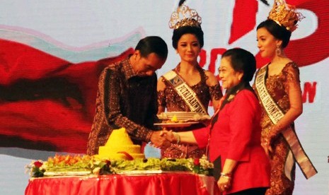  Ketua Umum DPP PDI Perjuangan Megawati Soekarnoputri bersama Presiden Joko Widodo  saat pembukaan Rapat Kerja Nasional PDI-P di JIExpo Kemayoran, Jakarta, Ahad (10/1). (Republika/Rakhmawaty La’lang)