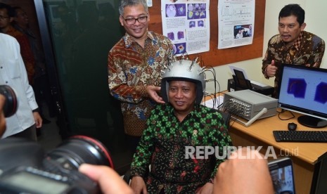  Warsito Taruno (kiri) menjelaskan peralatan medisnya kepada Menristekdikti Mohamad Nasir saat berkunjung ke CTECH Lab Edwar Technologi di Tangerang Selatan, Senin, (11/1).  (foto : MgROL_54)