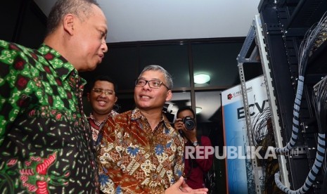  Warsito Taruno (kanan) menjelaskan peralatan medisnya kepada Menristekdikti Mohamad Nasir saat berkunjung ke CTECH Lab Edwar Technologi di Tangerang Selatan, Senin, (11/1).  (foto : MgROL_54)