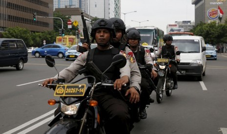  Polisi bersenjata lengkap berpatroli naik sepeda motor. Ilustrasi