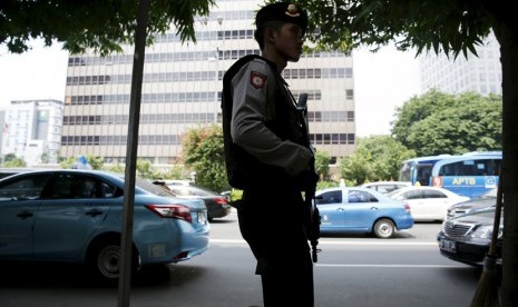  Polisi bersenjata lengkap berpatroli di Jalan MH Thamrin, Jakarta, Jumat (15/1). 