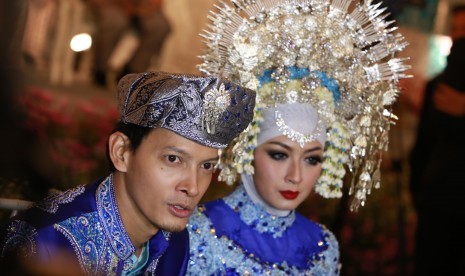  Aktor Fedi Nuril bersama Vanny Widyasasti melangsungkan akad nikah di Gedung Balai Sudirman, Jakarta, Ahad (17/1). (Antara/Julius Wiyanto)