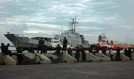  KRI Gilimanuk yang mengangkut pengungsi eks anggota Gafatar tiba di pelabuhan Tanjung Emas, Semarang, Senin (25/1).  (foto: Nico Kurnia Jati)