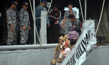  Pengungsi eks anggota Gafatar turun dari KRI Gilimanuk saat tiba di pelabuhan Tanjung Emas, Semarang, Senin (25/1).  (foto: Nico Kurnia Jati)