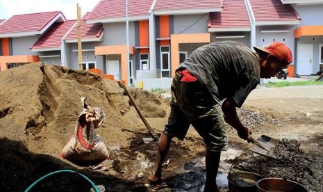 Ilustrasi pekerja bangunan. Pemprov Sulawesi Utara menggunakan dana PEN untuk kegiatan padat karya seperti pembangunan infrastruktur dan permukiman.