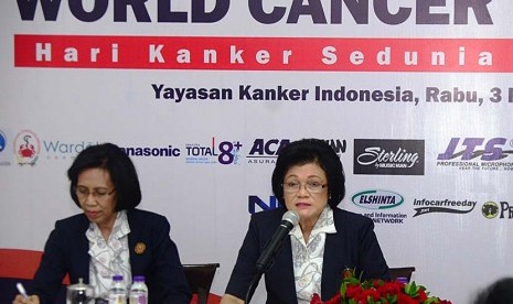 Ketua Umum Yayasan Kanker Indonesia (YKI) Sylvia Harry Purnomo (kanan) didampingi Ketua Panitia World Cancer Day 2016 Lukiarti Rukmini memberikan keterangan media menyambut Hari Kanker Sedunia 2016, di Jakarta, Rabu (3/2). (foto: MgROL_54)