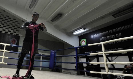 Petinju Indonesia Daud Yordan menjalani latihan terakhir di Kompleks Stadion Utama Gelora Bung Karno, Senayan, Jakarta, Rabu (3/2).   (Antara/Wahyu Putro)