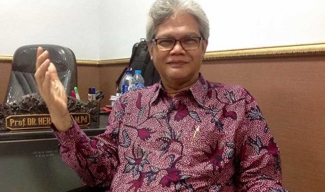  Prof Hermanu Joebagio, Guru Besar Sejarah Islam UNS.