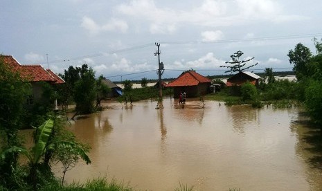  Sungai Cimanuk meluap dan mengikis tanggul hingga jebol sepanjang 30 meter menyebabkan perkampungan di Desa Lamaran Tarung, Blok Waledan Kecamatan Cantigi, Kabupaten Indramayu terendam air setinggi 50 cm, Ahad (7/2). (Republika/Lilis)