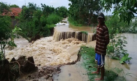  Sungai Cimanuk meluap dan mengikis tanggul hingga jebol sepanjang 30 meter menyebabkan perkampungan di Desa Lamaran Tarung, Blok Waledan Kecamatan Cantigi, Kabupaten Indramayu terendam air setinggi 50 cm, Ahad (7/2). (Republika/Lilis)