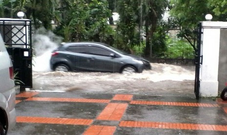  Hujan deras yang mengguyur daerah Ragunan Jakarta Selatan, Selasa (9/2) siang, menggenangi jalan Kavling Polri hingga mencapai 30 cm.  