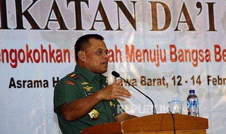 Panglima TNI Gatot Nurtmantyo menyampaikan paparan pada Musyawarah Nasional ke-2 Ikatan Dai Indonesia (Ikadi) di Asrama Haji Bekasi, Jawa Barat, Jumat (12/2). (foto: MgROL_54)