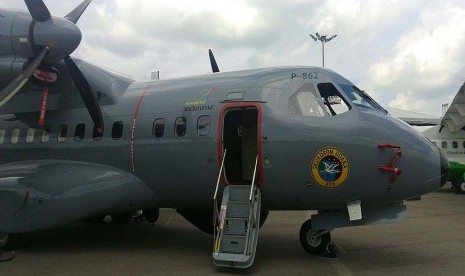 Pesawat CN 235 tampil dalam ajang Internasional Singapore Air Show 2016 di Changi Exhibition Centre, Singapura.  (foto : PTDI)