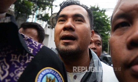 Artis Saipul Jamil usai menjalani pemeriksaan di Balai Laborratorium Narkoba BNN, Jakarta, Jumat (19/2). 